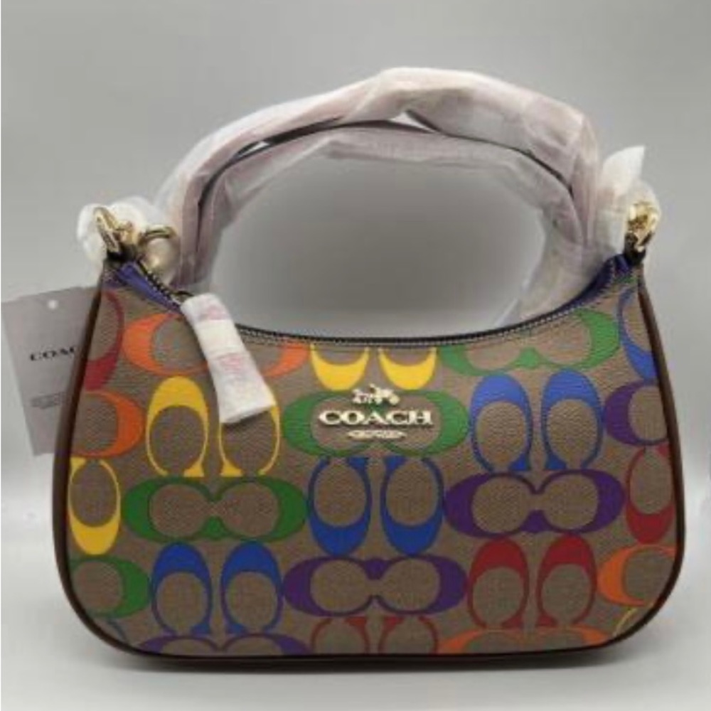 🌈Coach Teri Shoulder Bag In Rainbow Signature Canvas
COLOR: GOLD/KHAKI MULTI🌈